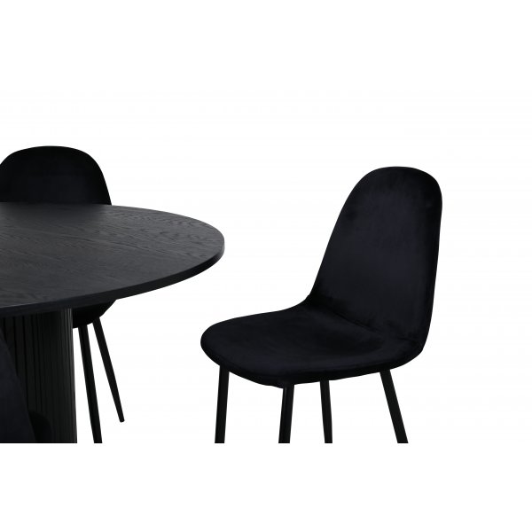 Bianca Matgrupp runt svart matbord med 4 st Polar svart stolar