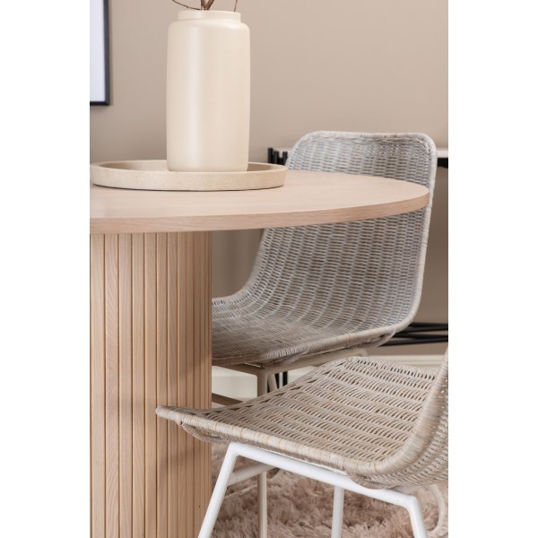 Bianca Matgrupp runt vitputsat matbord med 4 st Cirebon rotting stolar Bianca Matgrupp runt vitputsat matbord med 4 st Cirebon rotting stolar