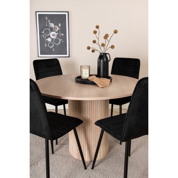 Bianca Matgrupp runt vitputsat matbord med 4 st Windu Lyx svart stolar