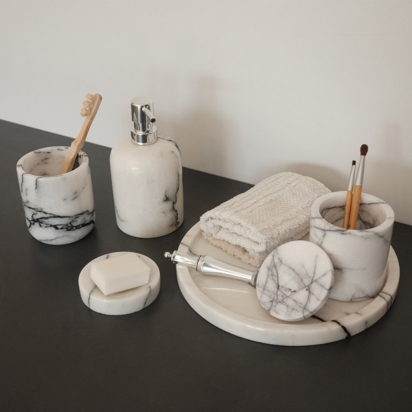 Badrumsset i vit marmor från Sicilien med 5 delar Badrumsset i vit marmor från Sicilien med 5 delar