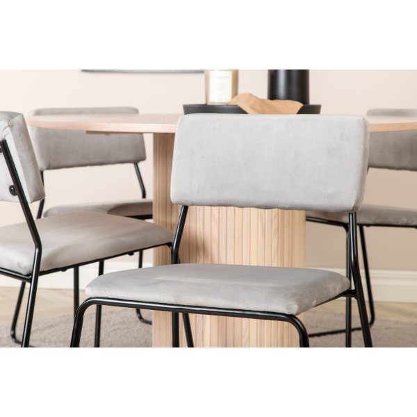 Bianca Matgrupp runt vitputsat matbord med 4 st Kenth grå stolar Bianca Matgrupp runt vitputsat matbord med 4 st Kenth grå stolar