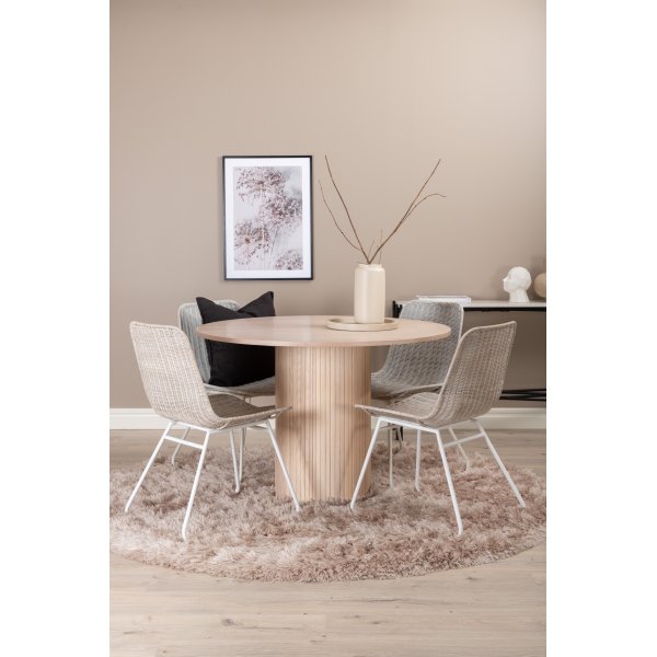 Bianca Matgrupp runt vitputsat matbord med 4 st Cirebon rotting stolar Bianca Matgrupp runt vitputsat matbord med 4 st Cirebon rotting stolar