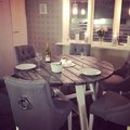 Middagen blir så mycket trevligare med runt bord så alla ser alla och kanonsköna stolar så man sitter bekvämt och kan sitta länge :) Tuva EUR Matstol med handtag - Grå/vit