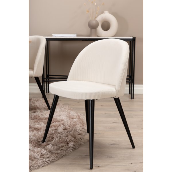 Bianca Matgrupp runt vitputsat matbord med 4 st Velvet gr�ddvit stolar