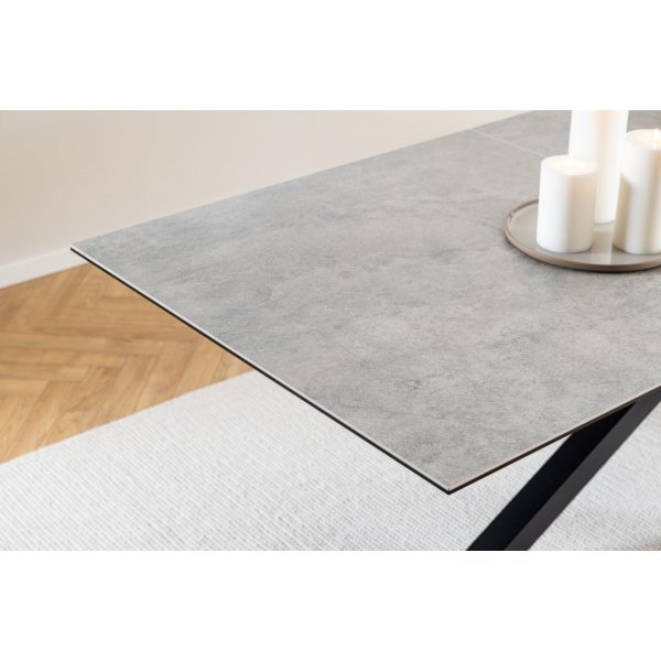 Heaven matbord 200-240 x 100 cm - Grå/matt svart Heaven matbord 200-240 x 100 cm - Grå/matt svart