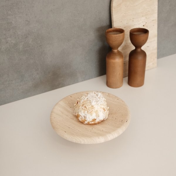 Kakfat i beige Travertinmarmor