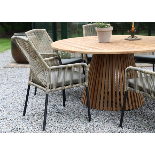 Saltö utematgrupp runt Ø150 cm bord med 6 st Ystad karmstolar - Teak/Svart Saltö utematgrupp runt Ø150 cm bord med 6 st Ystad karmstolar - Teak/Svart
