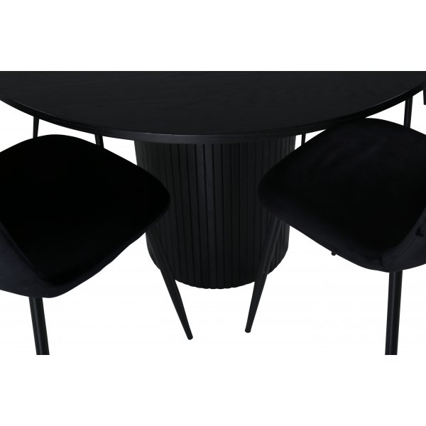 Bianca Matgrupp runt svart matbord med 4 st Polar svart stolar