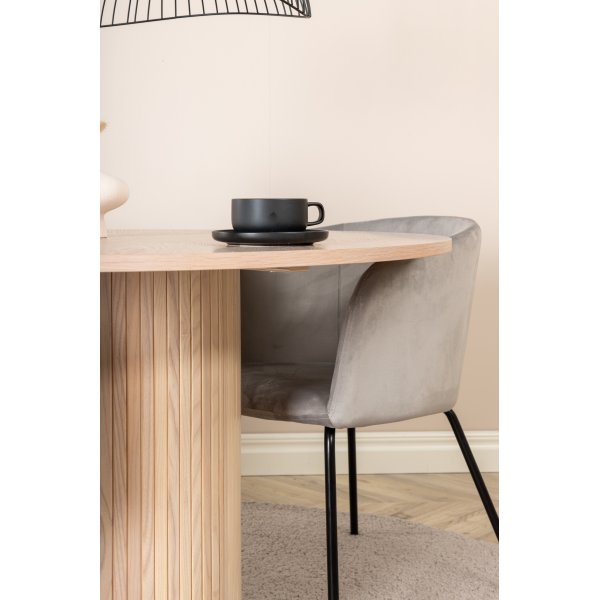 Bianca Matgrupp runt vitputsat matbord med 4 st Berit grå stolar Bianca Matgrupp runt vitputsat matbord med 4 st Berit grå stolar