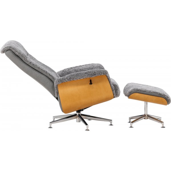Ulla fåtölj med fotpall i fårskinn - Grå / Ek / Krom + Möbeltassar Ulla fåtölj med fotpall i fårskinn - Grå / Ek / Krom + Möbeltassar