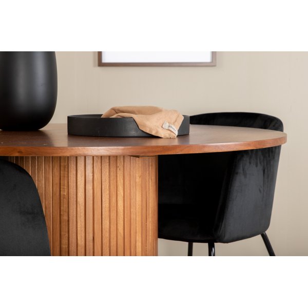 Bianca Matgrupp runt valnöt matbord med 4 st Berit svart stolar Bianca Matgrupp runt valnöt matbord med 4 st Berit svart stolar