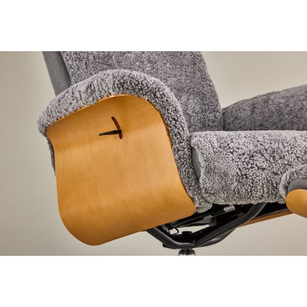 Ulla fåtölj med fotpall i fårskinn - Grå / Ek / Krom + Möbeltassar Ulla fåtölj med fotpall i fårskinn - Grå / Ek / Krom + Möbeltassar