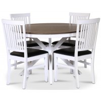 Skagen matgrupp; runt matbord Ø120 cm - Vit / brunoljad ek med 4 st Fårö stolar (Ribbor i ryggen) med svart PU-sits Skagen matgrupp; runt matbord Ø120 cm - Vit / brunoljad ek med 4 st Fårö stolar (Ribbor i ryggen) med svart PU-sits