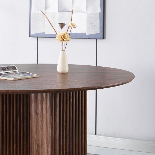 Matgrupp Crossby bord Ø120cm i valnöt med 4st Carisma matstol i ljusgrå sammet Matgrupp Crossby bord Ø120cm i valnöt med 4st Carisma matstol i ljusgrå sammet