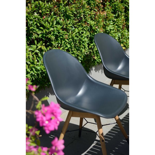 Yamin matgrupp Bord + 4 st svarta stolar Yamin matgrupp Bord + 4 st svarta stolar