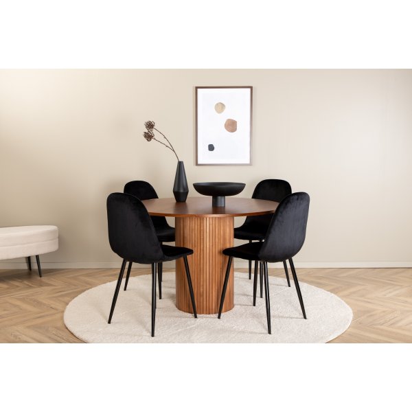 Bianca Matgrupp runt valnt matbord med 4 st Polar svart stolar