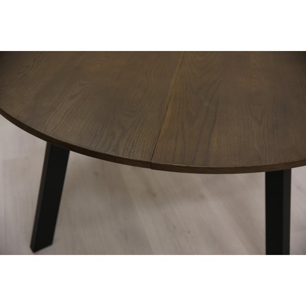 Freddy stort runt matbord för 8 personer i brunoljad ek - Ø155 cm Freddy stort runt matbord för 8 personer i brunoljad ek - Ø155 cm