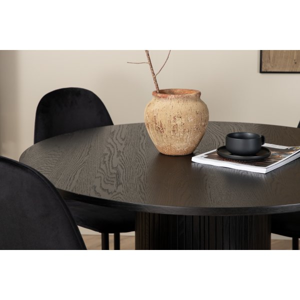 Bianca Matgrupp runt svart matbord med 4 st Polar svart stolar