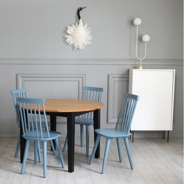 Dalsland matgrupp: Runt bord i Ek / Svart med 4 st duvblåa Pinnstolar Dalsland matgrupp: Runt bord i Ek / Svart med 4 st duvblåa Pinnstolar