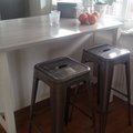 Bartolarna passade perfekt i vårt kök ihop med köksön. Barstol Industry - Borstat stål