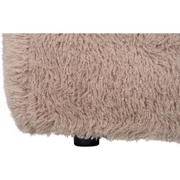 Fåtölj i fluffigt nougatfärgat tyg Fåtölj i fluffigt nougatfärgat tyg