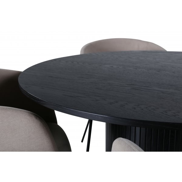 Bianca Matgrupp runt svart matbord med 4 st Berit beige stolar