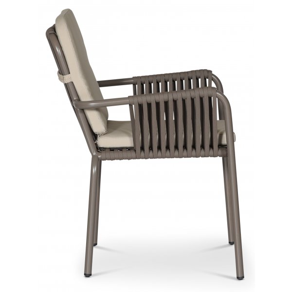 Stapelbar utestol grå med beige dyna Stapelbar utestol grå med beige dyna