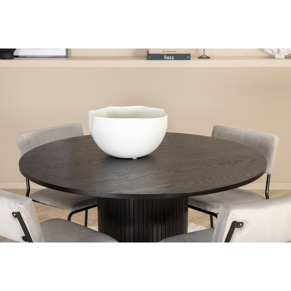 Bianca Matgrupp runt svart matbord med 4 st Kenth grå stolar Bianca Matgrupp runt svart matbord med 4 st Kenth grå stolar