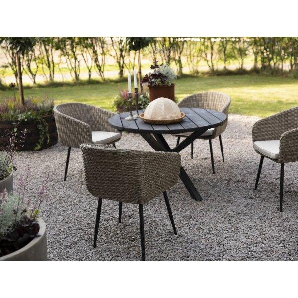 Utegrupp: svart matbord runt Ø112 cm med 4 st karmstolar Utegrupp: svart matbord runt Ø112 cm med 4 st karmstolar