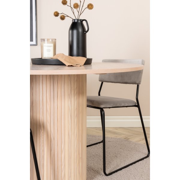 Bianca Matgrupp runt vitputsat matbord med 4 st Kenth grå stolar Bianca Matgrupp runt vitputsat matbord med 4 st Kenth grå stolar