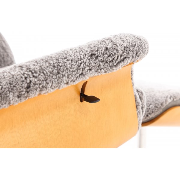 Ulla fåtölj med fotpall i fårskinn - Grå / Ek / Krom + Möbeltassar Ulla fåtölj med fotpall i fårskinn - Grå / Ek / Krom + Möbeltassar