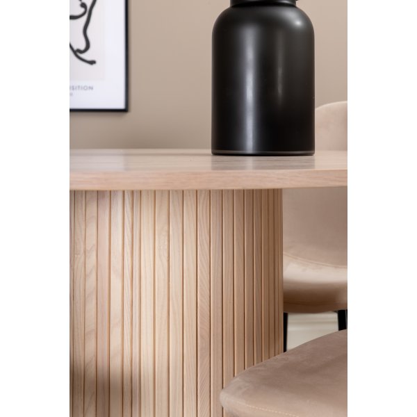 Bianca Matgrupp runt vitputsat matbord med 4 st Polar beige stolar Bianca Matgrupp runt vitputsat matbord med 4 st Polar beige stolar