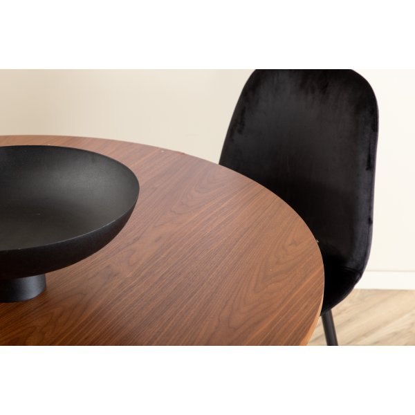 Bianca Matgrupp runt valnt matbord med 4 st Polar svart stolar