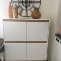 Mycket snygg möbel med mycket plats till förvaring!
Vi har den i vårt vita kök med ekgolv. Jättesnyggt!!!