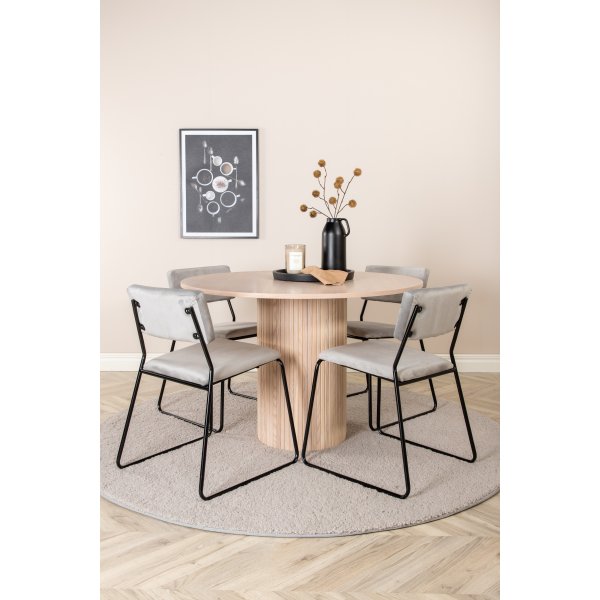 Bianca Matgrupp runt vitputsat matbord med 4 st Kenth grå stolar Bianca Matgrupp runt vitputsat matbord med 4 st Kenth grå stolar