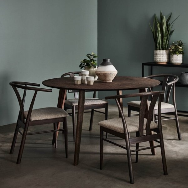 Jive brunbetsad matstol med dyna i beige bouclè Jive brunbetsad matstol med dyna i beige bouclè