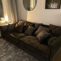 Kundbild Soffa 250 cm bred m�rkgr� sammet 114 cm djup: Har aldrig suttit i en sk�nare...