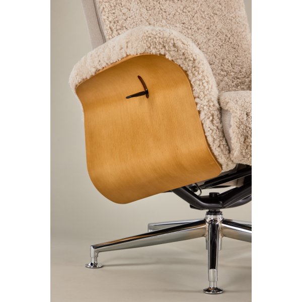 Ulla fåtölj med fotpall i fårskinn - Beige / Ek / Krom + Textilrengöring för möbler Ulla fåtölj med fotpall i fårskinn - Beige / Ek / Krom + Textilrengöring för möbler