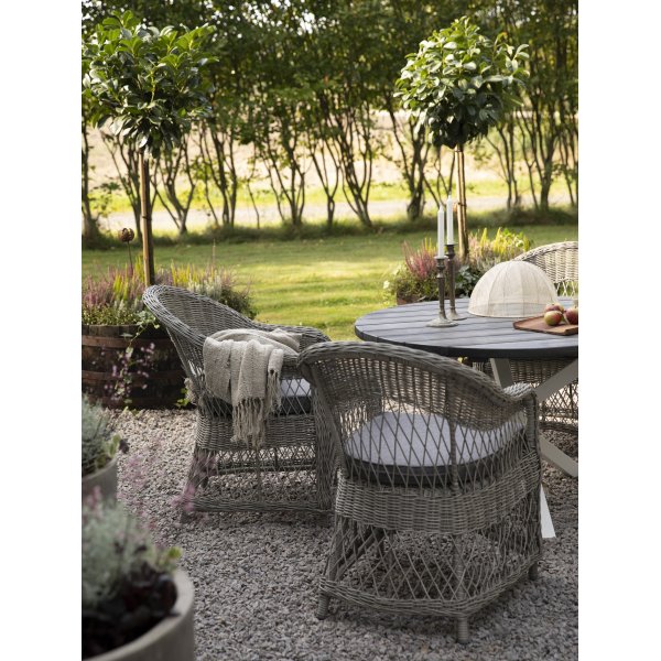 Utegrupp Marbella: Scottsdale runt grå/vit matbord Ø112 cm inklusive 4 st Marbella karmstolar i grå konstrotting Utegrupp Marbella: Scottsdale runt grå/vit matbord Ø112 cm inklusive 4 st Marbella karmstolar i grå konstrotting