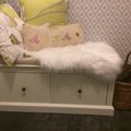 Hedda Sittbänk med två lådor att lägga barnens vantar, och mössor är väldigt praktisk att sitta på när man ska knyta skorna/ kängorna/ skridskorna eller föna det nytvättade håret innan man ska gå ut i det härliga vintervädret. En bra shabby chic lösning i en liten hall som ska rymma mycket! Hedda bänk med 2 lådor - Antik Vit