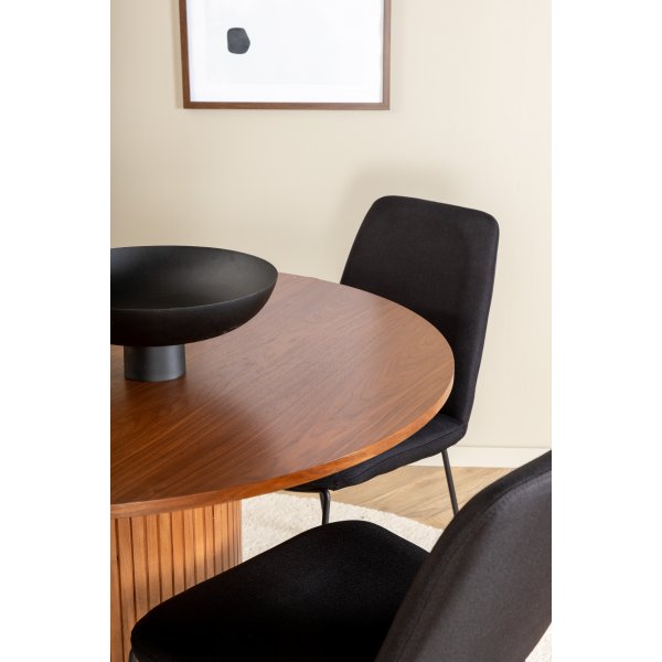 Bianca Matgrupp runt valnöt matbord med 4 st Muce svart stolar Bianca Matgrupp runt valnöt matbord med 4 st Muce svart stolar