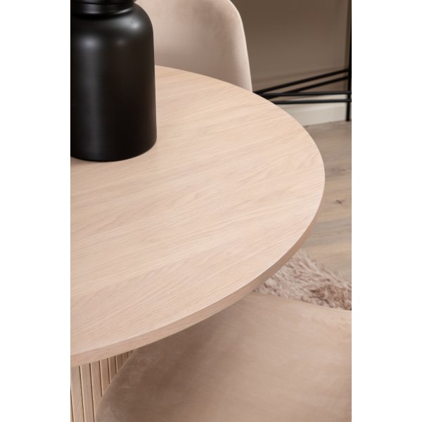 Bianca Matgrupp runt vitputsat matbord med 4 st Polar beige stolar Bianca Matgrupp runt vitputsat matbord med 4 st Polar beige stolar