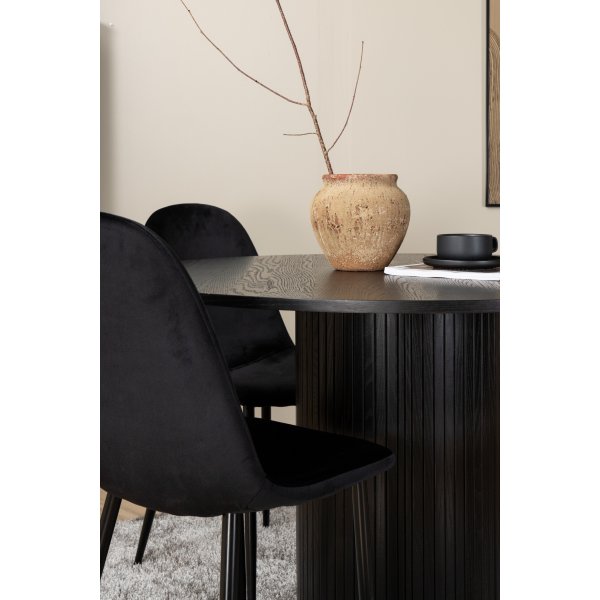 Bianca Matgrupp runt svart matbord med 4 st Polar svart stolar
