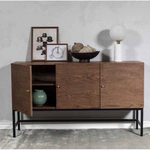Carl sideboard i brunbetsad ek med 3 dörrar Carl sideboard i brunbetsad ek med 3 dörrar