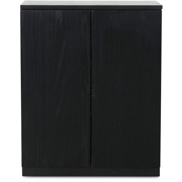 Level sk�p i svartbetsad ek med sl�ta d�rrar