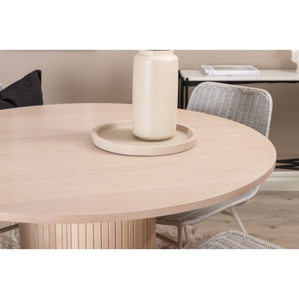 Bianca Matgrupp runt vitputsat matbord med 4 st Cirebon rotting stolar Bianca Matgrupp runt vitputsat matbord med 4 st Cirebon rotting stolar