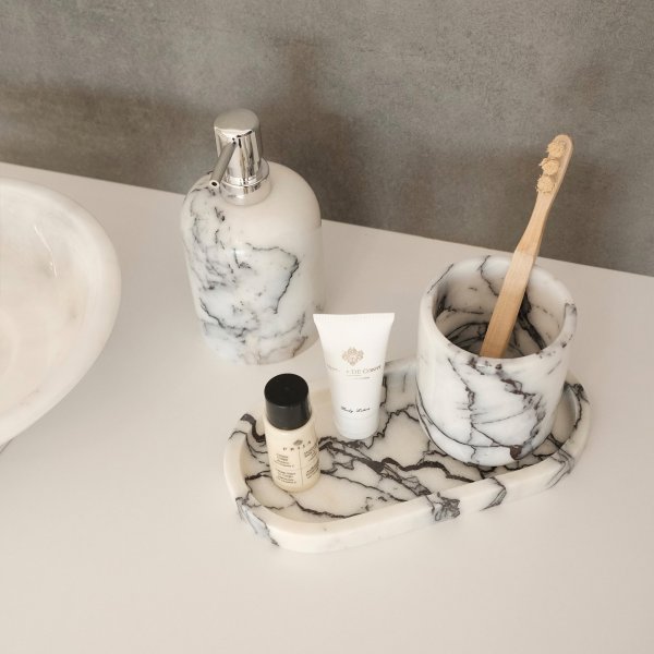 Badrumsset i vit marmor från Sicilien med 3 delar Badrumsset i vit marmor från Sicilien med 3 delar