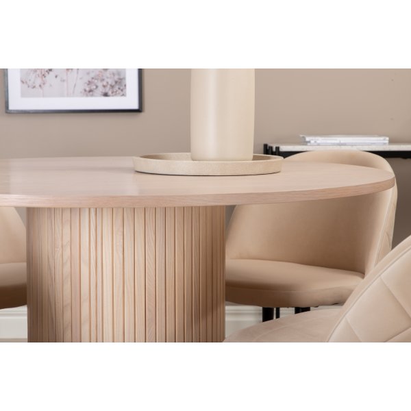 Bianca Matgrupp runt vitputsat matbord med 4 st Velvet beige stolar