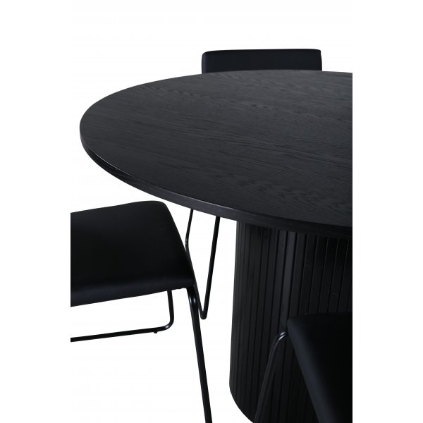Bianca Matgrupp runt svart matbord med 4 st Kenth svart stolar