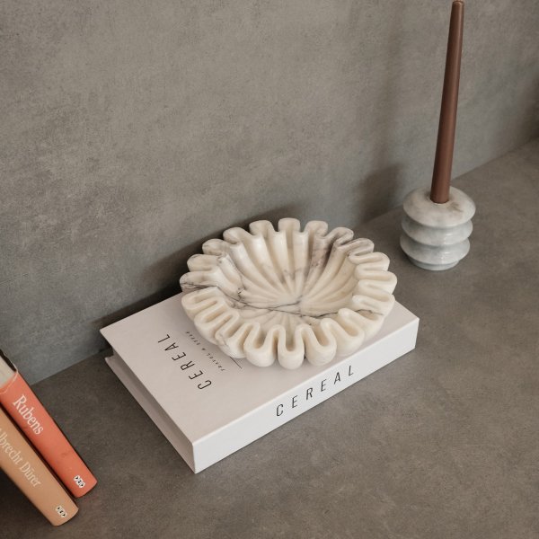 Skål med veckad kant i vit marmor från Sicilien Skål med veckad kant i vit marmor från Sicilien